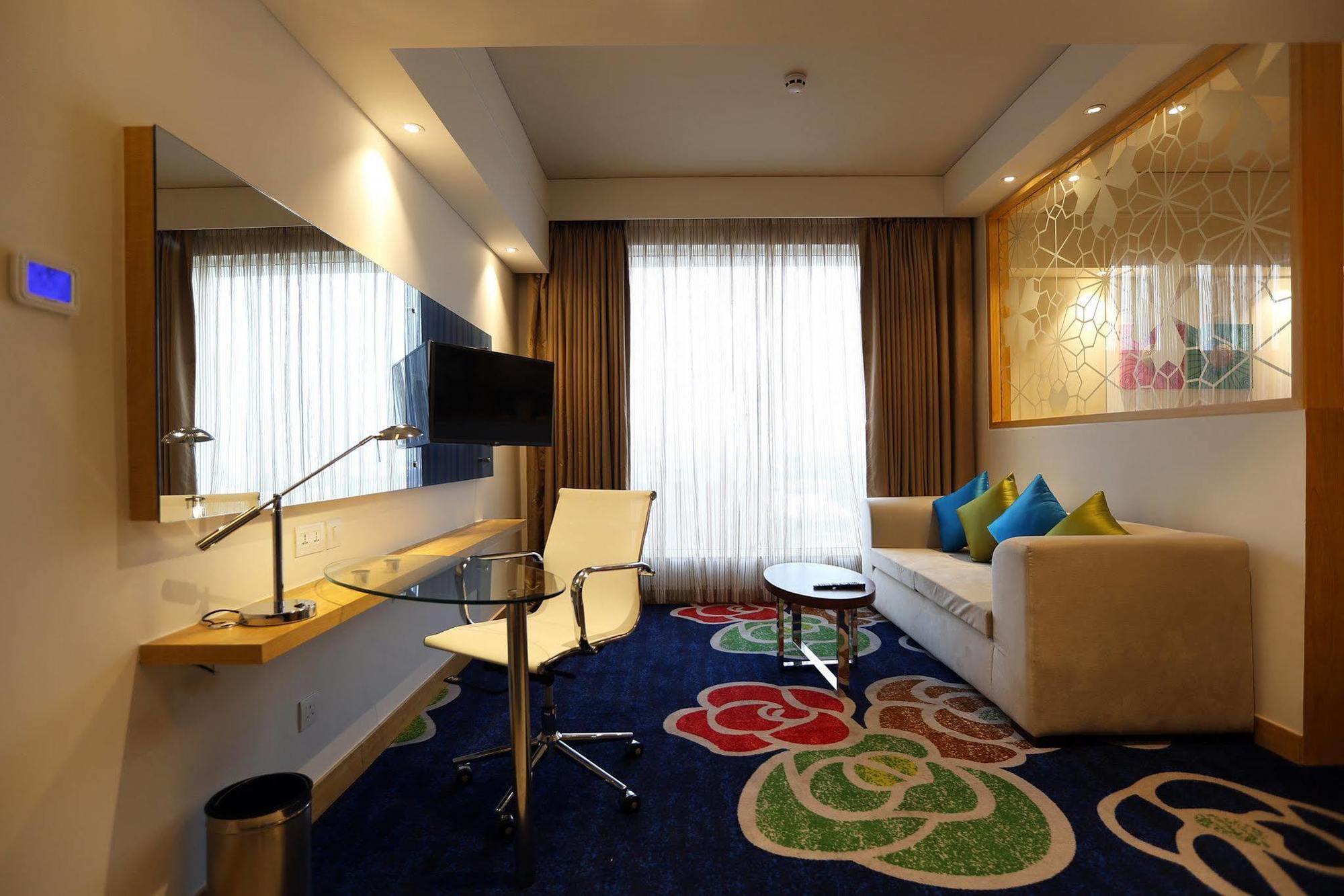 Holiday Inn Express Chennai Old Mahabalipuram Road ภายนอก รูปภาพ